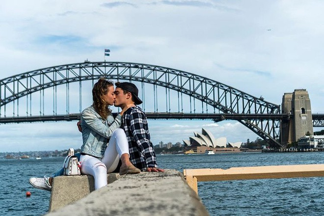 Nhiều fan nam tiếc nuối khi biết nàng mẫu Nga đã có bạn trai. Nửa kia của Evgeniya thường xuyên cùng cô đi du lịch. Cả hai không ngại khoe những khoảnh khắc tình tứ trên mạng. Dù thường xuyên đăng ảnh cùng nhau song cô nàng không chia sẻ nhiều về danh tính, công việc của người yêu.