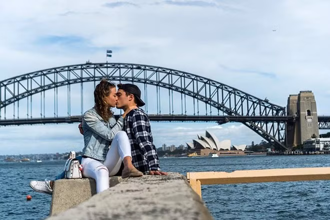 Nhiều fan nam tiếc nuối khi biết nàng mẫu Nga đã có bạn trai. Nửa kia của Evgeniya thường xuyên cùng cô đi du lịch. Cả hai không ngại khoe những khoảnh khắc tình tứ trên mạng. Dù thường xuyên đăng ảnh cùng nhau song cô nàng không chia sẻ nhiều về danh tính, công việc của người yêu.