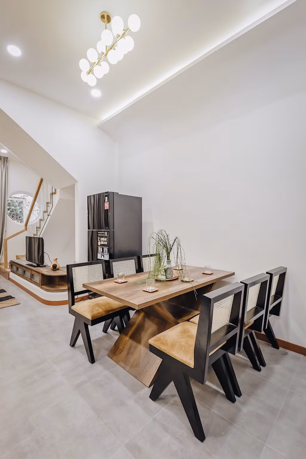 Khu vực ăn uống được thiết kế bàn ghế gỗ thân thiện với thiên nhiên và tạo điểm nhấn cổ điển nhưng phá cách. Ngoài ra, nhà bếp cũng được bố trí rộng rãi, nhiều tủ đựng đồ nên gọn gàng hơn xưa.