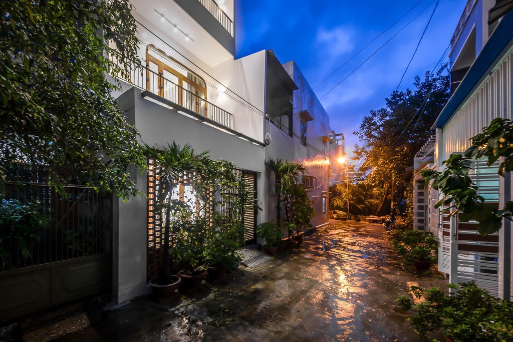 Đánh giá tổng quan, Anh Quý nhận thấy căn nhà diện tích nhỏ nằm trong hẻm cùng hướng gió không ổn định. Ngoài ra, lối thiết kế và nội thất trong nhà đã cũ và không còn phù hợp. Gác lửng, cầu thang, đường dây điện cũng đã hư hỏng, thiếu an toàn.