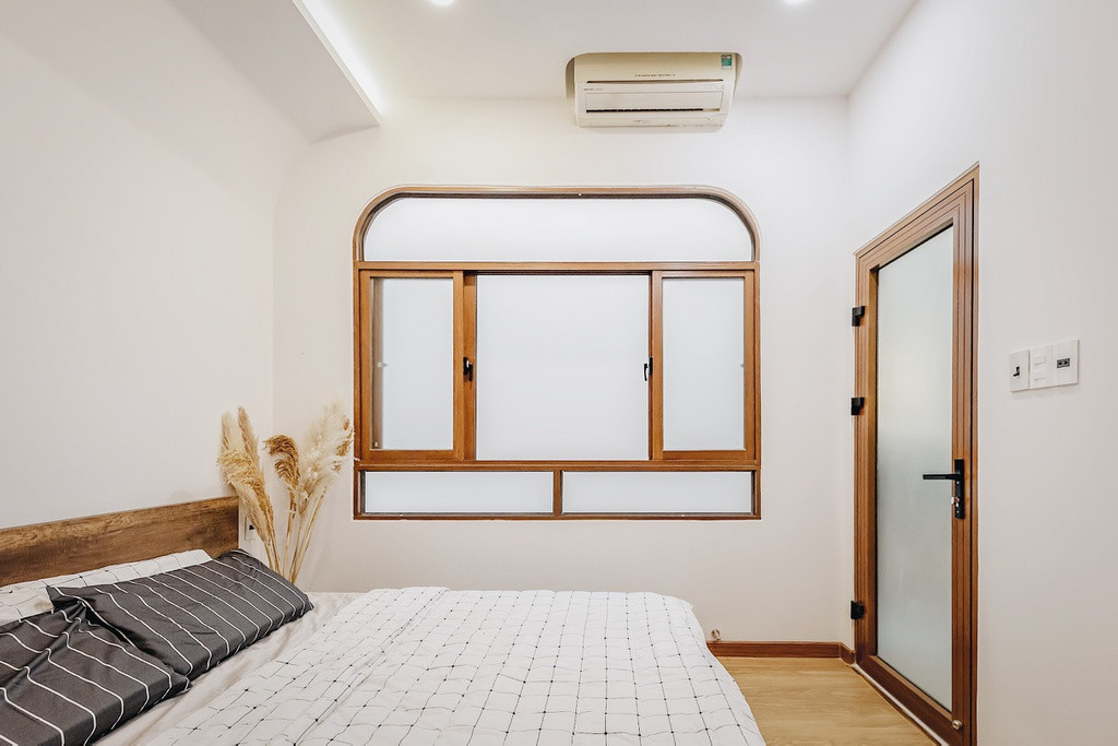 2 phòng ngủ trên tầng 2 vẫn giữ mạch ý tưởng như tầng trệt nhưng được thay đổi kiểu dáng giường ngủ. Sự đơn giản và tiện lợi là điều được đề cao dành cho 2 người con và một cháu gái thi thoảng mới về sử dụng.