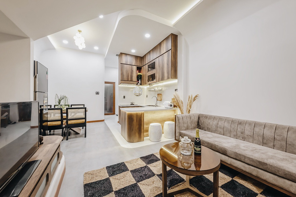 Tầng trệt của căn nhà bao gồm phòng khách, bếp, khu vực ăn uống, phòng ngủ và sân trước. Tinh thần tối giản trong căn nhà nằm trong màu sơn trắng chủ đạo cùng màu gỗ của nội thất.