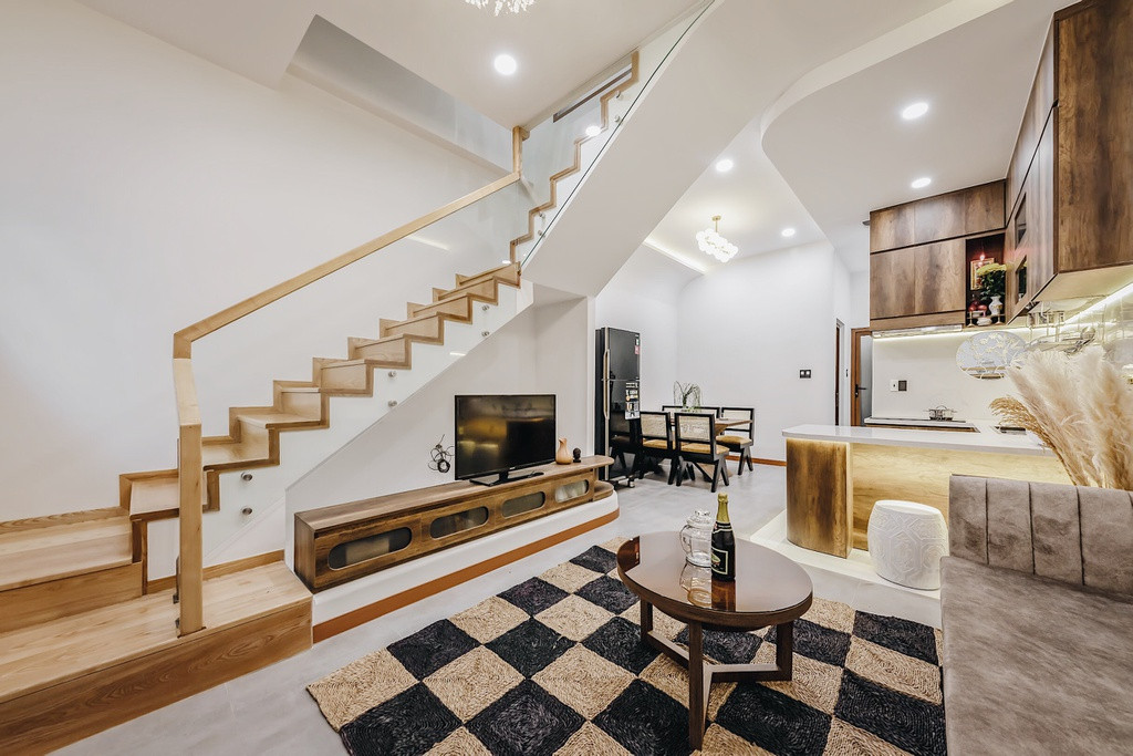 Bộ sofa nâu có bọc nệm kết hợp với hệ tủ tivi gỗ thanh toán. Chi tiết trên hệ tủ cũng tinh giản vừa mắt người nhìn.