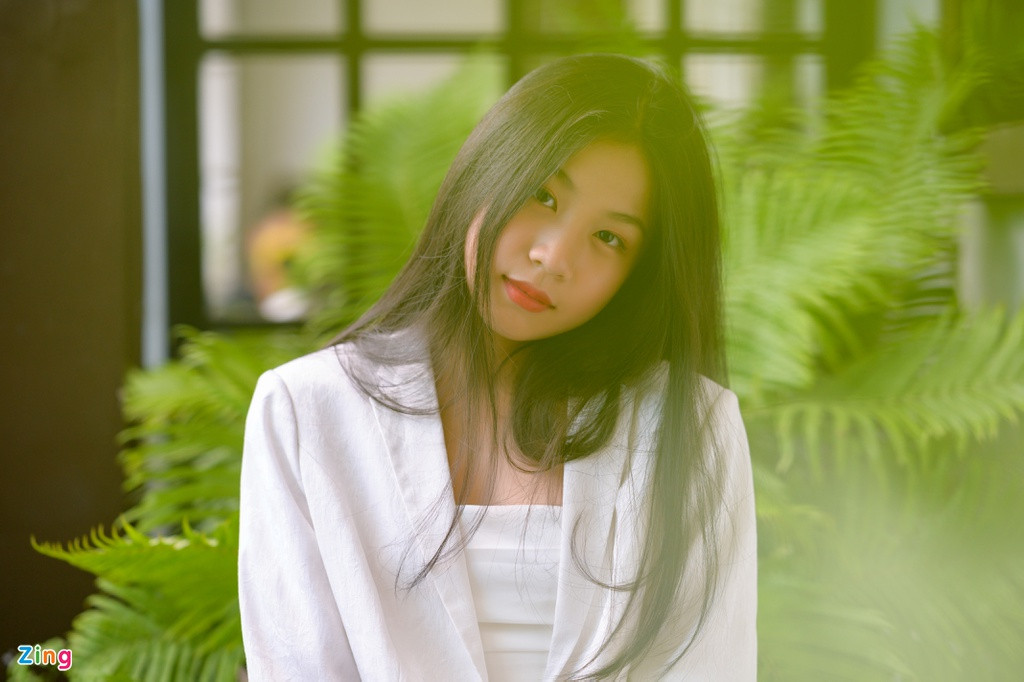 “Tôi theo mẹ tới hậu trường các chương trình lớn như The Voice, The Voice Kids, The Remix… Qua đó, tôi học được cách làm việc chuyên nghiệp và nhiều điều khác. Tôi tự hào khi gia đình có cha mẹ, dì Lưu Hương Giang và chú Hồ Hoài Anh cũng làm nghệ thuật”, Mimi tâm sự.