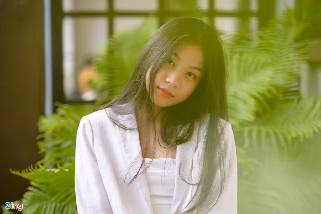 “Tôi theo mẹ tới hậu trường các chương trình lớn như The Voice, The Voice Kids, The Remix… Qua đó, tôi học được cách làm việc chuyên nghiệp và nhiều điều khác. Tôi tự hào khi gia đình có cha mẹ, dì Lưu Hương Giang và chú Hồ Hoài Anh cũng làm nghệ thuật”, Mimi tâm sự.