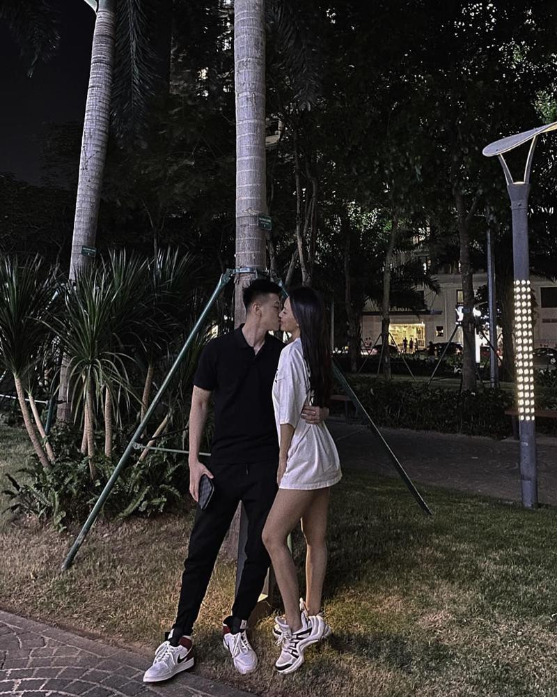 'Hãy yêu người chấp nhận con người thật của em. Mặc kệ, người khác nói gì, chỉ cần hai người vui là được. Hãy yêu người chấp nhận quá khứ của em. Dù quá khứ đó bạn từng lỗi lầm ra sao, chỉ cần hai người tự nguyện bên nhau là được. Hãy yêu người luôn yêu cả những tính xấu của em. Khi em cáu giận vô cớ, khi bạn buồn vui thất thường. Không sao cả, lại đây anh ôm. Hãy yêu người mà khi quay lưng lại luôn có họ ở đó, vì họ đã thầm lặng đi sau em từ rất lâu rồi", cô ngầm tiết lộ bạn trai là người thấu hiểu, chấp nhận quá khứ của mình.