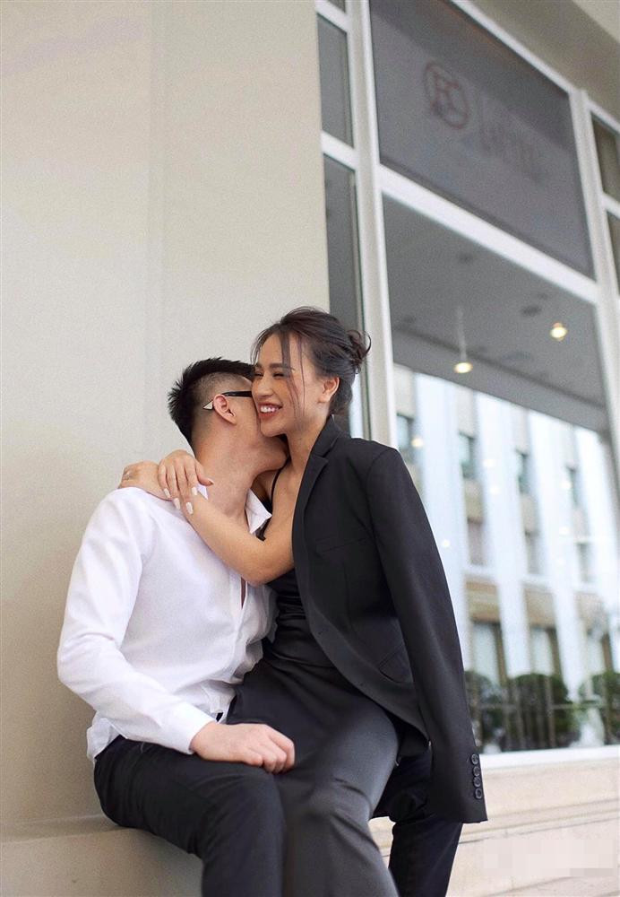rên trang cá nhân, bạn trai thường xuyên chia sẻ những khoảnh khắc tình tứ bên DJ Tít.