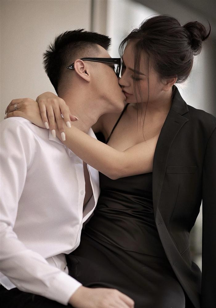 au hơn 2 năm làm mẹ đơn thân, thời gian qua, DJ Tít được cho là đã có người mới. Nửa kia của cô là một chàng trai cao ráo, gương mặt điển trai. Theo thông tin chia sẻ trên Facebook, anh đang làm việc tại một quá cà phê ở Hà Nội.