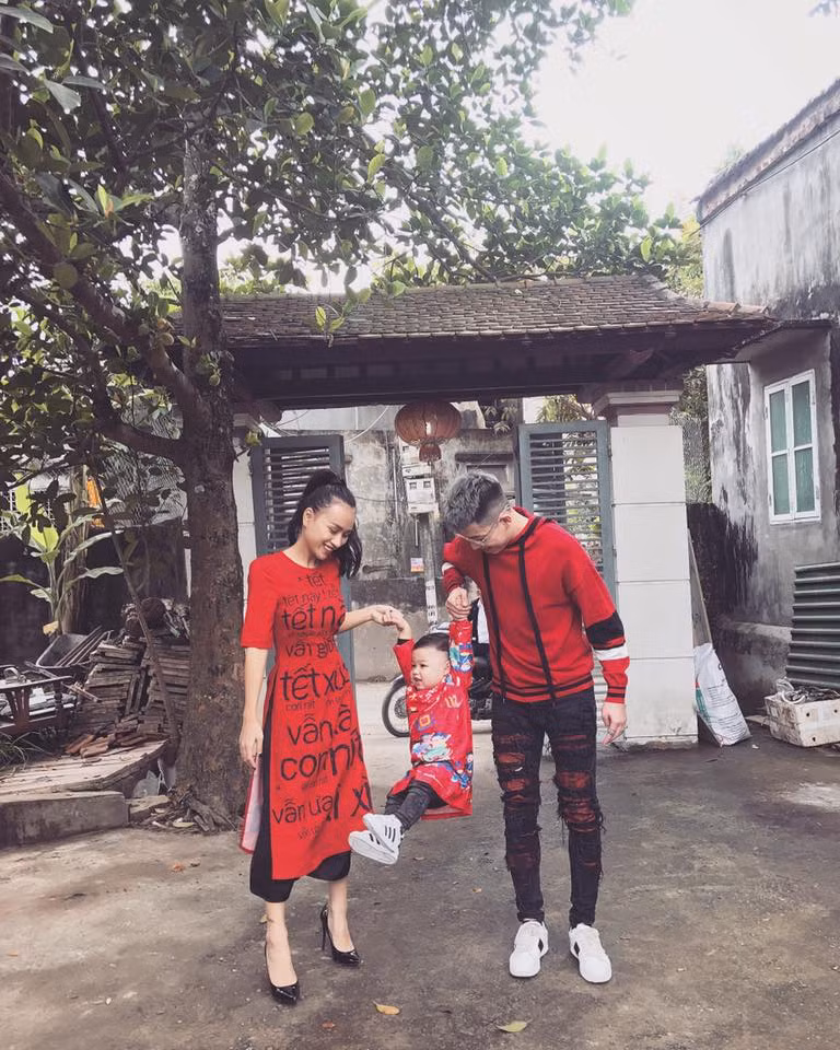 Hậu ly hôn, DJ Tít cho biết dù không còn "chung đường" nhưng cô vẫn dành cho chồng cũ sự tôn trọng nhất định. Cả hai sẽ cùng nuôi dạy bé Bis, không để chuyện cá nhân ảnh hưởng tới con trẻ.