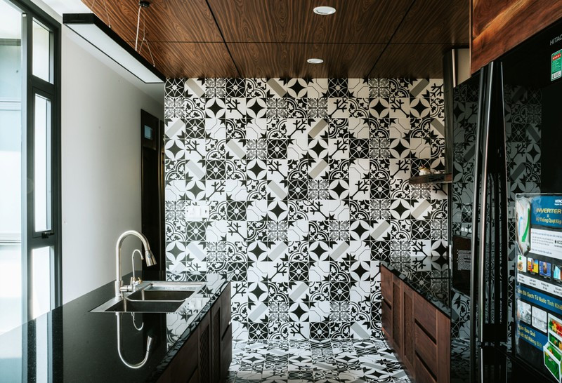 hiều ô gạch với họa tiết đơn sắc được ốp lên tường.