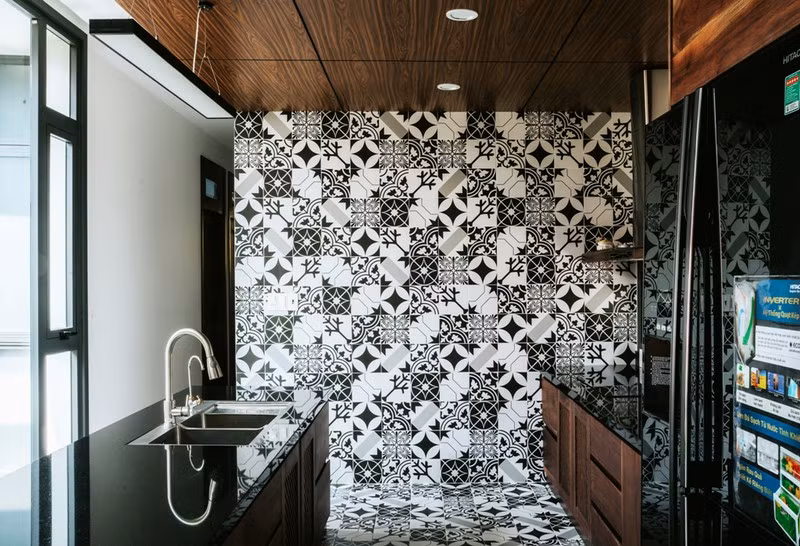 Nhiều ô gạch với họa tiết đơn sắc được ốp lên tường.