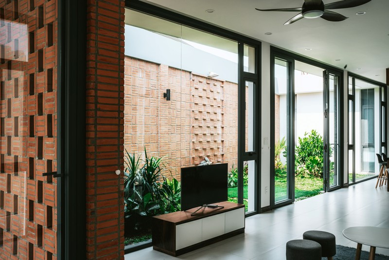 hông gian phòng khách tiếp xúc trực tiếp với khu vườn xanh ngát này.