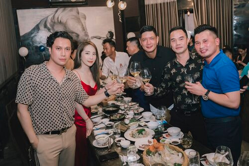 Viet Anh lai bi che 'dieu nhu ba thim' voi toc uon xoan