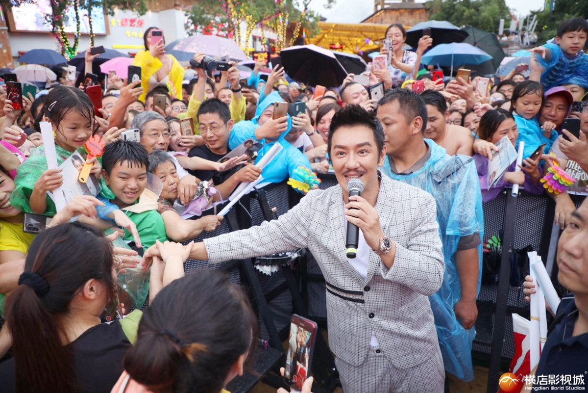 Áp lực kiếm tiền nuôi vợ con khiến nam diễn viên từ bỏ hình ảnh nghệ sĩ đóng phim chất lượng cao để chuyển sang dòng phim "mỳ ăn liền" chiếu mạng, diễn qua loa cho xong chuyện rồi nhận tiền. Tôn Ngộ Không đại chiến động Bàn Tơ của anh đạt 2,8 điểm trên Douban hay Địch Công diệt chuột cũng chỉ có 3,7/10 điểm. "Trước mắt kiếm tiền là mục tiêu hàng đầu của tôi. Trước khi sức khỏe suy yếu tôi cần kiếm thật nhiều tiền cho vợ con".