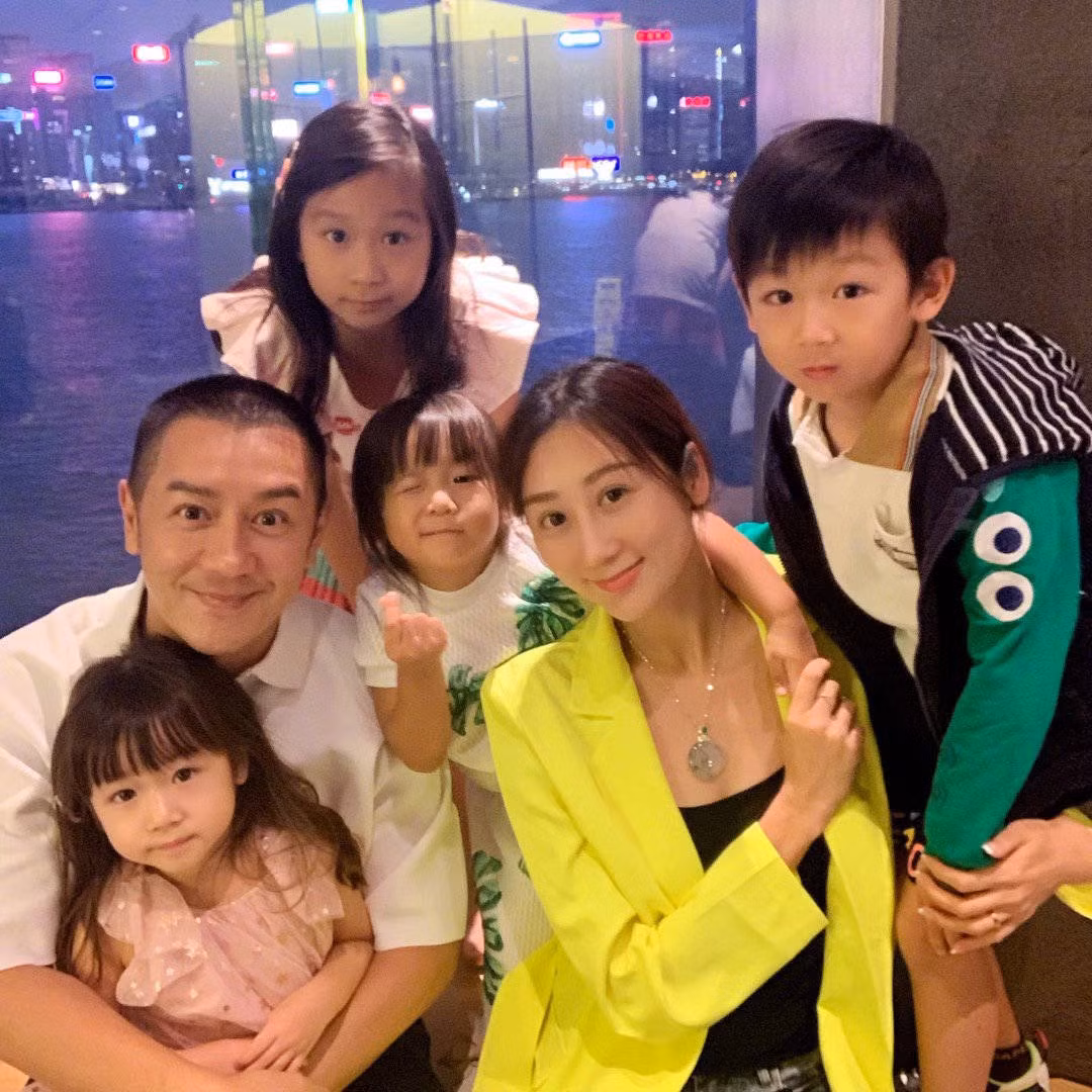 Theo chia sẻ của Trần Hạo Dân, vì diện tích nhà mới quá nhỏ, nên các con của anh không có đủ chỗ ngủ. Con gái lớn phải ngủ tạm trong phòng khách, 3 bé nhỏ ở chung một phòng. Nam diễn viên thậm chí còn phải kê thêm một chiếc giường nhỏ bên dưới gầm của chiếc giường tầng mới đủ chỗ ngủ cho con. Hoạt động nghệ thuật hơn chục năm, việc tài tử Tế Công không có đủ tiền để mua một căn nhà đủ lớn cho gia đình, tệ hơn còn rơi vào tình trạng khó khăn tài chính, trở thành chủ đề thảo luận trên mạng xã hội.