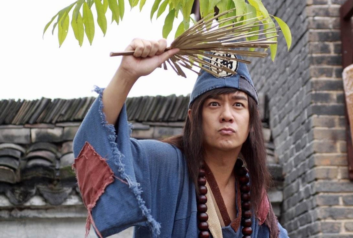 Là trụ cột kinh tế chính trong gia đình, ở tuổi ngoài 50, Trần Hạo Dân vẫn không ngừng làm việc để kiếm tiền. Do không có nhiều hợp đồng tại Hong Kong, anh phải sang Đại lục tìm cơ hội phát triển. Để tăng cơ hội xuất hiện trên màn ảnh, sao nam còn tìm đến phẫu thuật thẩm mỹ cải thiện ngoại hình. "Đã là nghệ sĩ không chỉ cần biết diễn xuất hay ca hát, mà còn yêu cầu phải có ngoại hình ưa nhìn. Người người đều đi làm đẹp, tôi cũng không ngoại lệ. Tôi già rồi cũng cần phải trùng tu đôi chút", tài tử Hong Kong chia sẻ lý do đụng chạm dao kéo trên gương mặt.