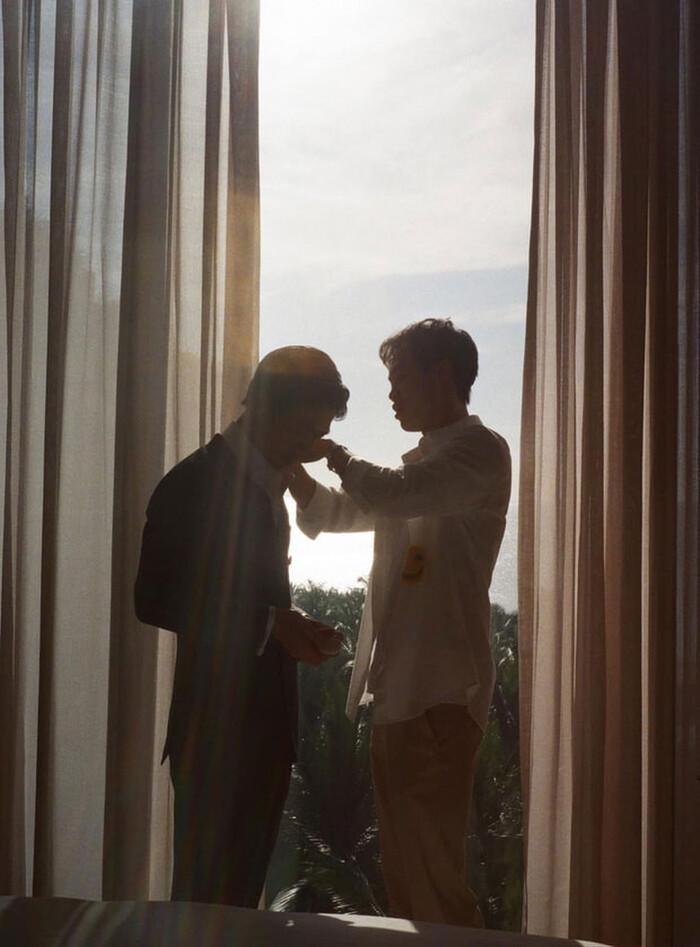 Văn Toàn giúp Công Phượng chỉn chu trang phục trước giờ làm lễ