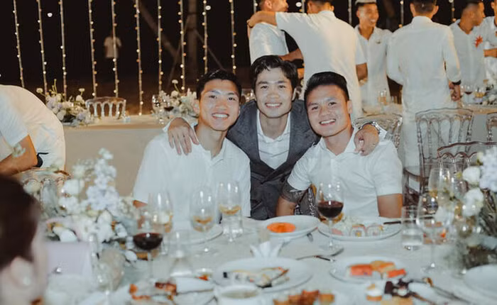 Công Phượng "đọ sắc" cùng Quang Hải và Văn Hậu làm dân tình xốn xang