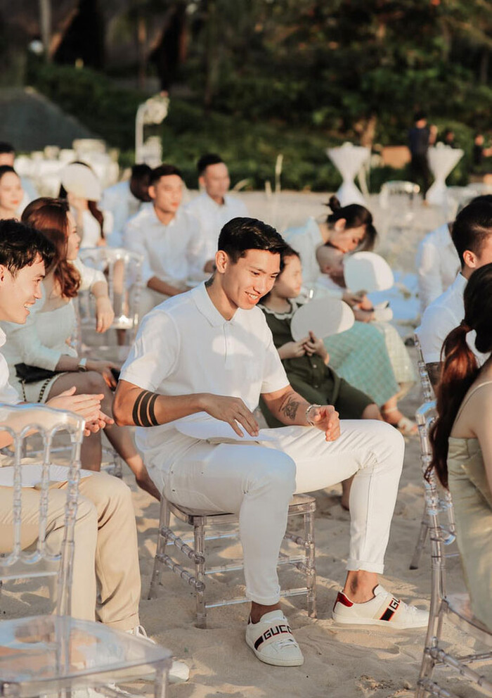 Đoàn Văn Hậu chiếm "spotlight" với loạt khoảnh khắc "siêu điển trai" trong lễ cưới Công Phượng