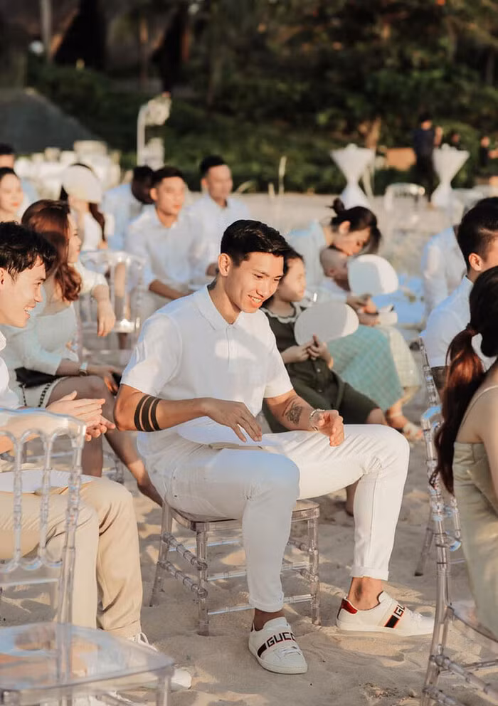 Đoàn Văn Hậu chiếm "spotlight" với loạt khoảnh khắc "siêu điển trai" trong lễ cưới Công Phượng