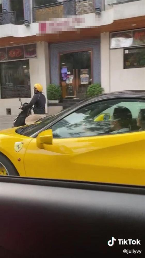 hoảnh khắc Phan Thành chở một cô gái trên xe gây xôn xao mạng xã hội sáng nay. Hiện danh tính của cô gái ngồi trong xe của Phan Thành vẫn đang là một ẩn số với các thánh hóng. Vậy "người ấy là ai", chắc một thời gian nữa dân mạng sẽ được nắm rõ.