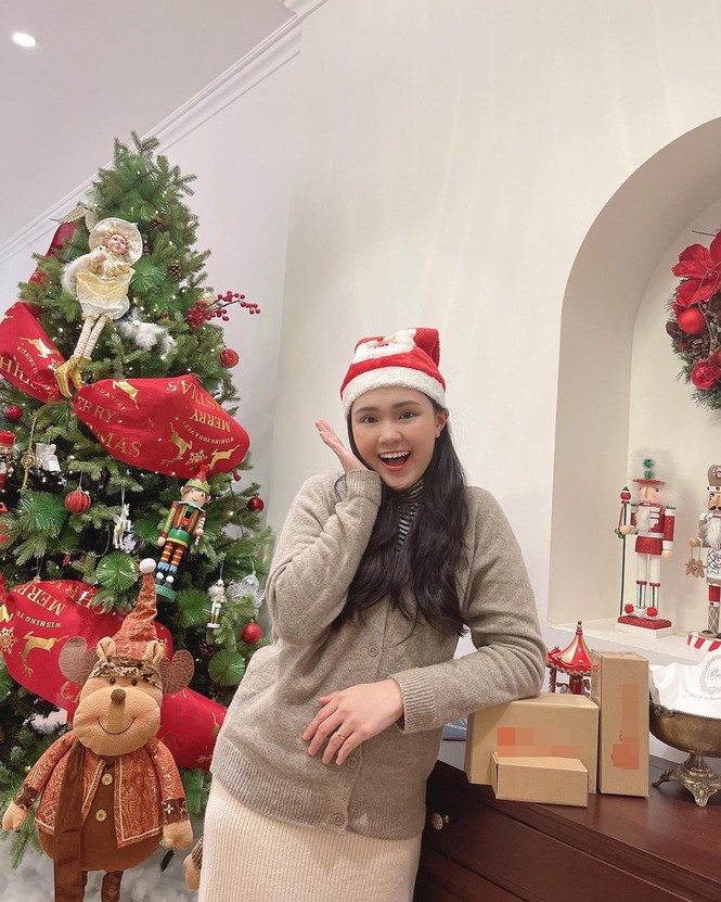 ##s###Vợ cầu thủ Duy Mạnh - bà mẹ bỉm sữa Quỳnh Anh trẻ trung rạng ngời bên cây thông lớn rực rỡ.