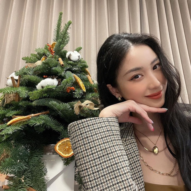 ##s###"Hot girl trà sữa" Jun Vũ khoe nhan sắc xinh đẹp bên cây thông Giáng sinh.