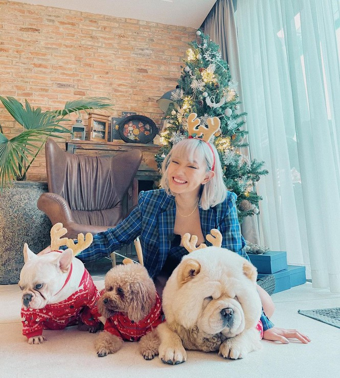 ##s###Đeo bờm tuần lộc, Châu Bùi tươi tắn rạng ngời bên dàn cún cưng.