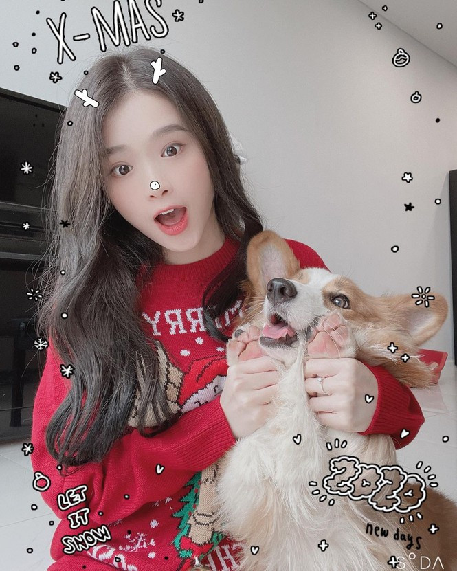 ##s###Vui đùa bên cún cưng, "hot girl 10X" Linh Ka xinh xắn trong ảnh đón Noel đang gần kề.