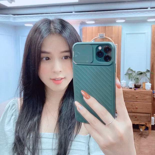 Nữ streamer Thảo Nari khoe 'tâm hồn' gợi cảm ngay trên sóng ảnh 9