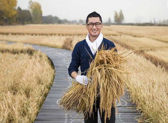  Châu Kiệt: Châu Kiệt nổi tiếng khi vào vai Nhĩ Khang trong bộ phim kinh điển của màn ảnh Hoa ngữ Hoàn Châu cách cách. Sau đó, anh tiếp tục ghi điểm với vai Bao Thanh Thiên trong Tuổi trẻ của Bao Thanh Thiên. Nhờ diễn xuất chắc chắn, Châu Kiệt từng được xếp vào hàng nam diễn viên có thực lực của Trung Quốc. Năm 2015, anh lặng lẽ rút khỏi làng giải trí, về quê làm nông sau loạt bê bối đời tư. Tờ Sohu tiết lộ khối gia sản nam diễn viên có trong tay không dưới 2 triệu USD và còn sở hữu nhiều bất động sản ở trời Âu.