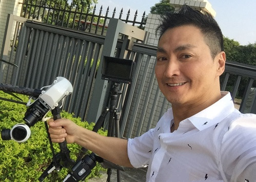 Giờ đây, chàng "Ngự Miêu" năm nào bước sang tuổi 61 tuổi, song Hà Gia Kính được nhận xét càng ngày càng phong độ với nhan sắc như bất chấp thời gian. Chia sẻ với truyền thông, ông cho hay không có ý định lấy vợ, sinh con.