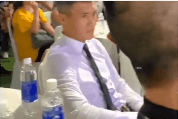 Cong Vinh trung ra guong mat khong cam xuc khi thay vo dien