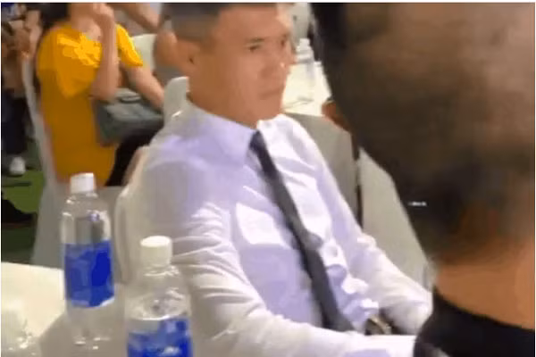 Cong Vinh trung ra guong mat khong cam xuc khi thay vo dien