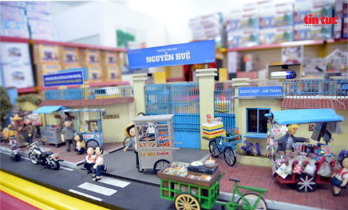 br/>Những xe đẩy, gánh hàng rong quen thuộc trước cổng trường được anh Đức thể hiện sinh động qua mô hình thu nhỏ. 