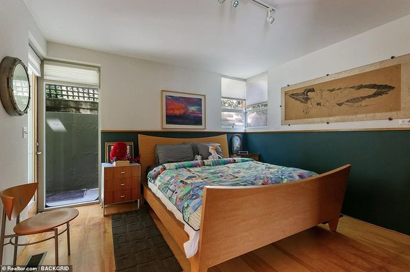 Phòng ngủ trong căn biệt thự được thiết kế đơn giản, ấm cúng.