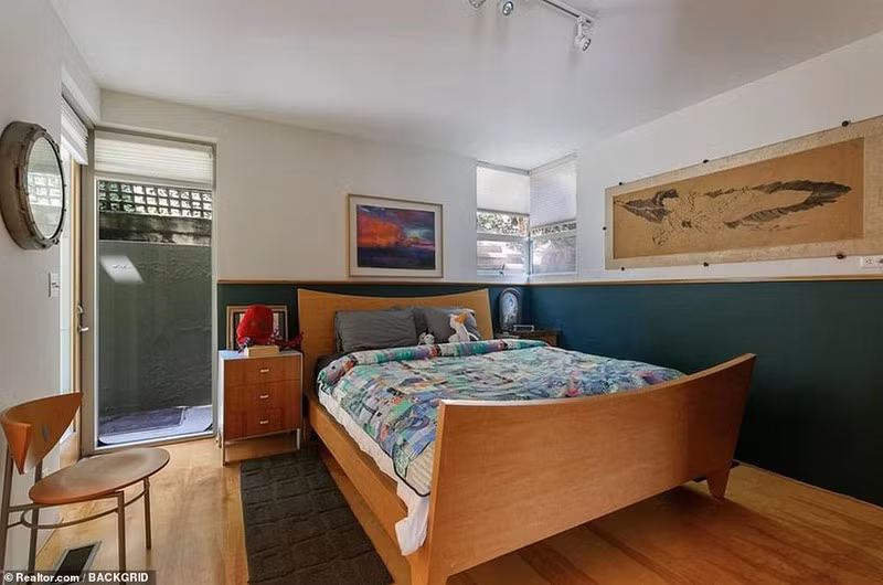 Phòng ngủ trong căn biệt thự được thiết kế đơn giản, ấm cúng.