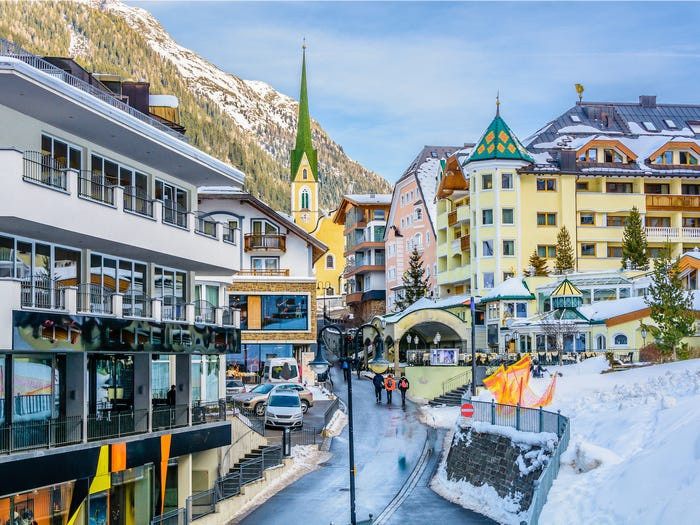 Nha giau Au - My giau viec bi nhiem COVID-19 vi so su ky thi-Hinh-3