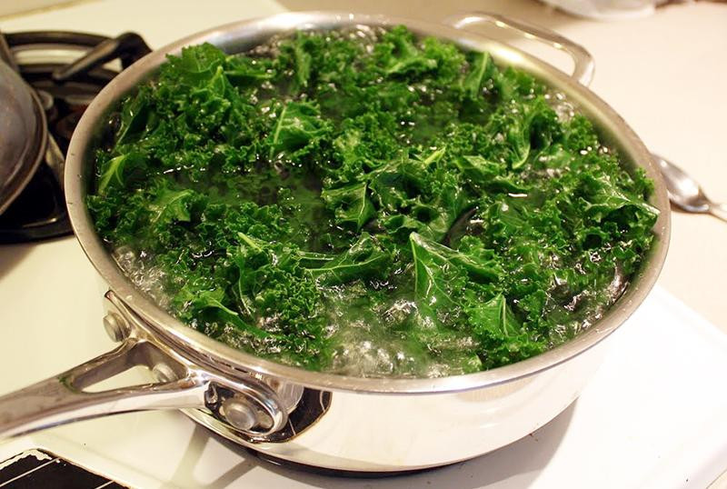 Vì thế, cách tốt nhất vẫn là nên hấp cải xoăn, rau vừa ngon lại giữ được các chất dinh dưỡng cần thiết cho cơ thể.