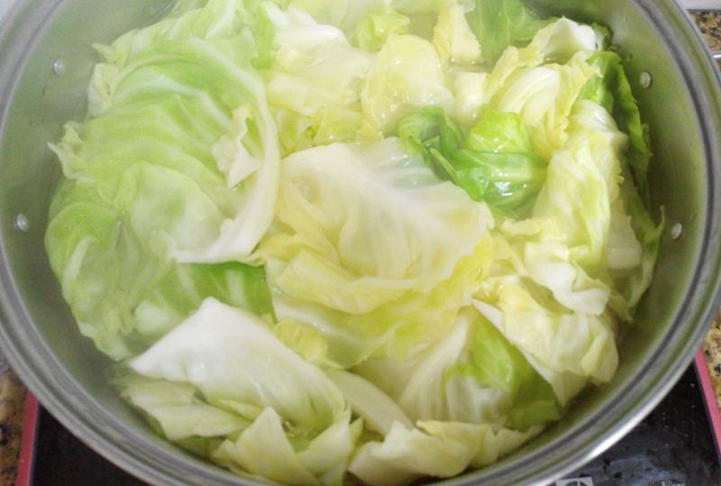 Hàm lượng vitamin A và P trong bắp cải kết hợp với nhau làm thành mạch máu bền vững hơn. Bắp cải còn chứa một số chất chống ung thư như sulforaphane, phenethyl… Nếu luộc rau bắp cải, hàm lượng vitamin, các chất dinh dưỡng sẽ không còn lại nhiều trên rau.