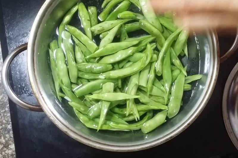 Giống như các loại rau quả trên, đậu quả cũng chứa rất nhiều chất dinh dưỡng cần thiết cho cơ thể. Ví dụ, quả đỗ xanh chứa 3 loại chất chống oxy hóa carotenoid gồm beta carotene, lutein và zeaxanthin.