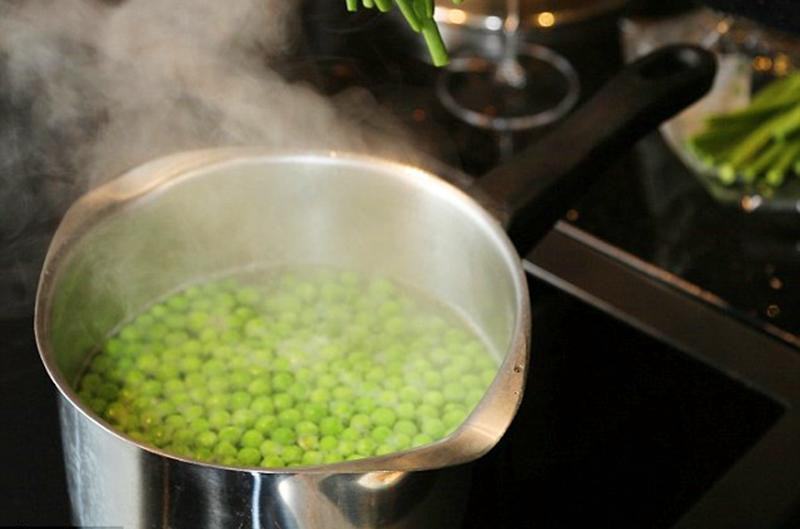 Đậu Hà Lan là loại hạt vô cùng bổ dưỡng, cung cấp các chất thiết yếu cho cơ thể. Đậu Hà Lan cũng chứa nguồn vitamin K vô cùng dồi dào.