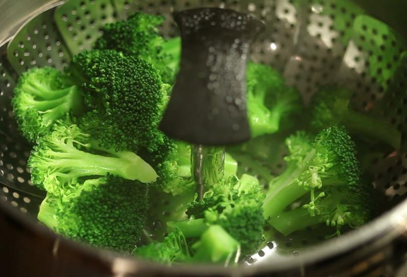 Ngoài ra, bà chia sẻ, ăn rau quả luôn rất tốt cho cơ thể và nên ăn thường xuyên. Dù sao thì bạn ăn rau luộc và chỉ hấp thu 50% chất dinh dưỡng của nó vẫn tốt hơn là không ăn rau.