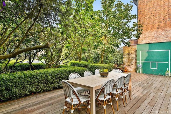 Không gian thư giãn ngoài trời được bài trí tinh tế và được bao quanh bởi vườn cây xanh mướt. Ngôi nhà còn được trang bị nhiều tính năng thân thiện với môi trường, điển hình như các tấm pin năng lượng mặt trời nằm trên mái.