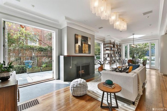 Phòng gia đình được thiết kế đơn giản để tạo cảm giác gần gũi. Những cánh cửa kiểu Pháp dẫn ra không gian sân vườn.