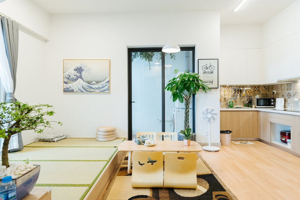 Bàn ăn trệt và góc uống trà, thưởng cây xanh được truyền cảm hứng từ phong cách tối giản của Nhật. Góc không gian nhỏ nhưng tiện dụng khi gia đình có thể cùng ăn tối, thưởng trà, nghỉ ngơi và chơi đùa cùng con.