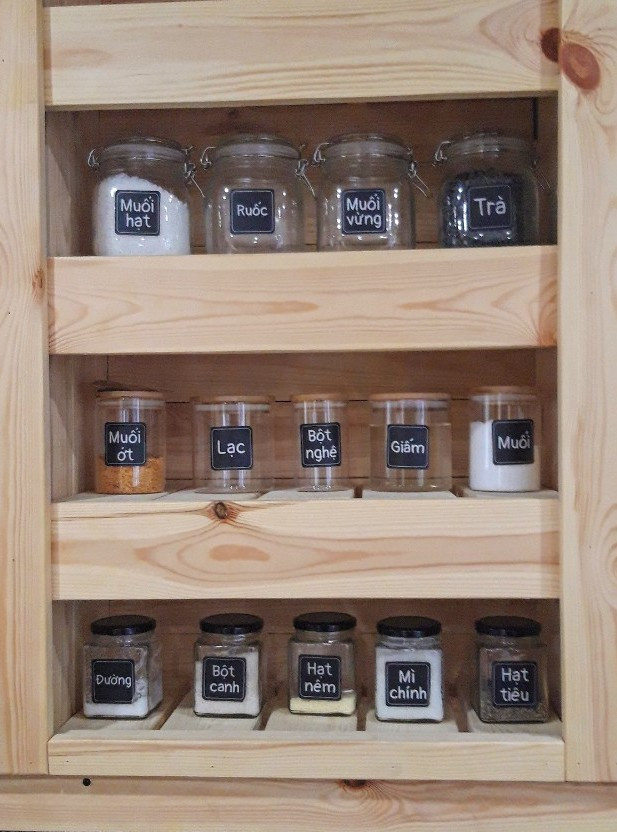 Kệ đựng gia vị và góc bảng ghi chú thực đơn được dân mạng ấn tượng bởi sự gọn gàng, tiện dụng. Góc bếp như quán cà phê nhỏ của người nội trợ thêm nổi bật với sự kết hợp của lọ thủy tinh với nguyên liệu khô, gia vị xếp ngay ngắn. Nhiều thành viên trong hội nhóm yêu bếp đã học hỏi kinh nghiệm, bắt tay làm góc bếp vintage của anh Phong.