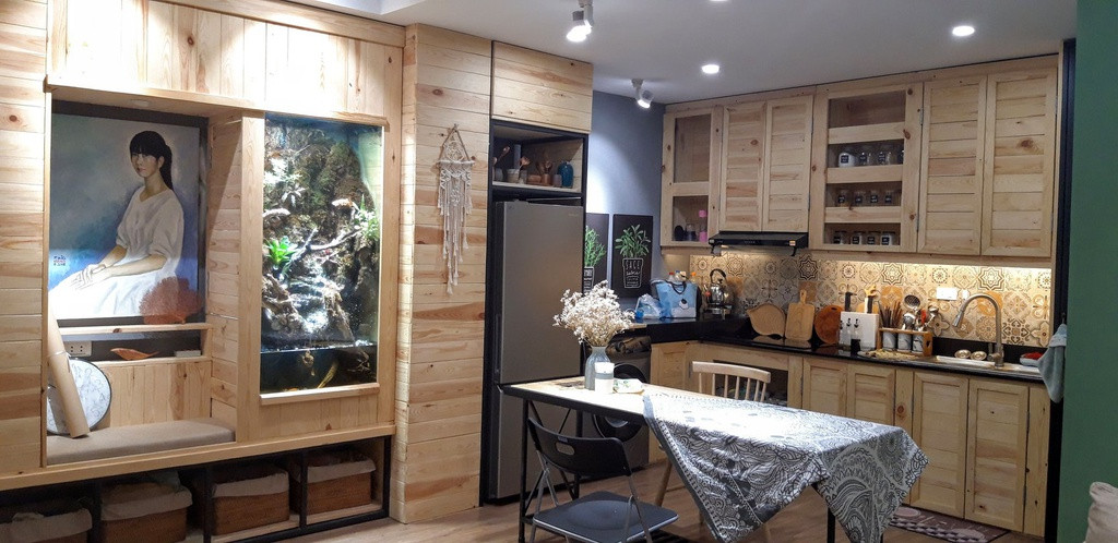 Không quá cầu kỳ, tài khoản Phong Phạm chia sẻ gian bếp anh tự tay thiết kế và hoàn thiện cho gia đình. Trong căn hộ 60 m2, anh quyết định tự mua gỗ thông về đóng và thiết kế cho góc bếp nhỏ xinh mà vẫn đảm bảo tính tiêu chí gọn gàng, tinh tế. Thu hút nhiều bình luận quan tâm, gian bếp nhỏ gọn mà tiết kiệm chi phí của anh Phong được nhiều người bày tỏ sự yêu thích.