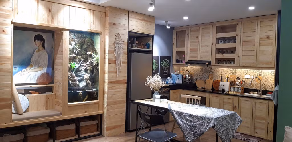 Không quá cầu kỳ, tài khoản Phong Phạm chia sẻ gian bếp anh tự tay thiết kế và hoàn thiện cho gia đình. Trong căn hộ 60 m2, anh quyết định tự mua gỗ thông về đóng và thiết kế cho góc bếp nhỏ xinh mà vẫn đảm bảo tính tiêu chí gọn gàng, tinh tế. Thu hút nhiều bình luận quan tâm, gian bếp nhỏ gọn mà tiết kiệm chi phí của anh Phong được nhiều người bày tỏ sự yêu thích.