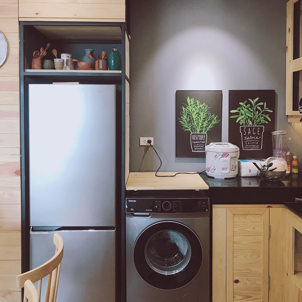 Với nguyên liệu gỗ thông, anh Phong lưu ý: "Mọi người cần có kiến thức hoặc người hướng dẫn để tự đóng bếp. Gỗ thông nên được chà mịn, sơn 2 lớp chống thấm nước và một lớp bảo vệ bề mặt để bền hơn trong môi trường bếp ẩm ướt. Mình hy vọng sẽ truyền được cảm hứng cho các bạn thích tự làm, tiết kiệm hơn nhiều so với đi thuê nhà".